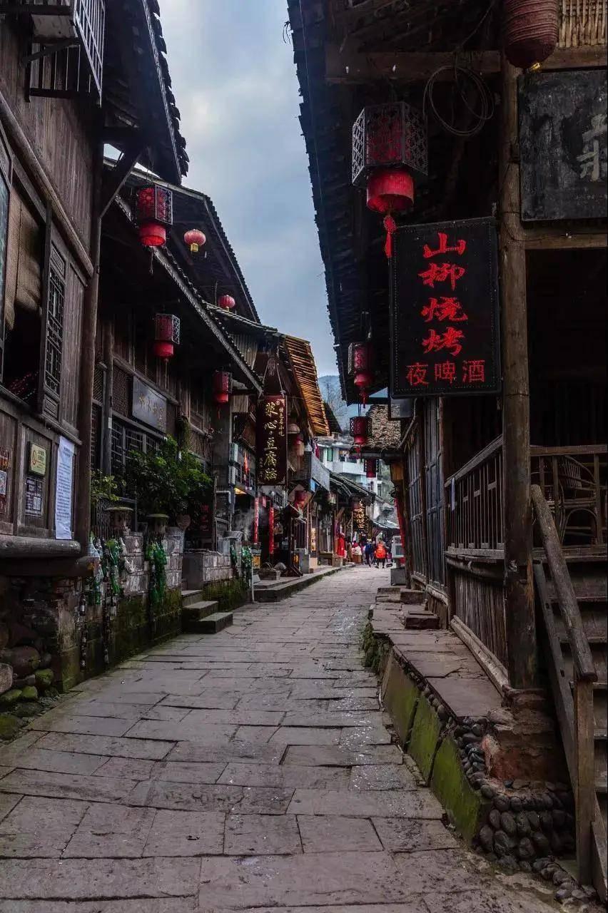 江西东乡：新铺沥青路 新农村里“年味”浓